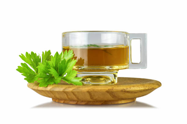 白い背景に分離された透明なコップのパセリの茶 - parsley herb leaf herbal medicine ストックフォトと画像