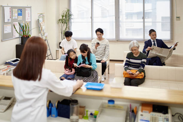 station d’infirmières et salle d’attente des patients - japan serious family senior adult photos et images de collection