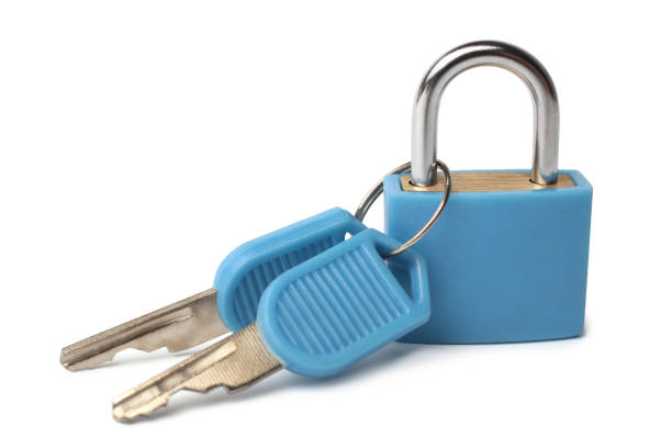 cadeado pequeno com chaves para o saco ou a mala de viagem - lock padlock steel closing - fotografias e filmes do acervo
