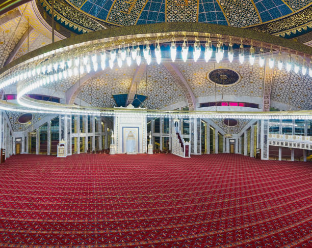 俄羅斯聯邦阿爾貢克查恩市以 aymani kadyrova 命名的清真寺空蕩蕩的大廳 - kadyrov 個照片及圖片檔