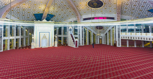 這名遊客在俄羅斯聯邦車臣共和國阿爾貢市檢查並拍攝了以 aymani kadyrov 命名的清真寺內部 - kadyrov 個照片及圖片檔