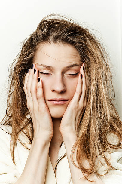 día de mal pelo - frotarse los ojos fotografías e imágenes de stock