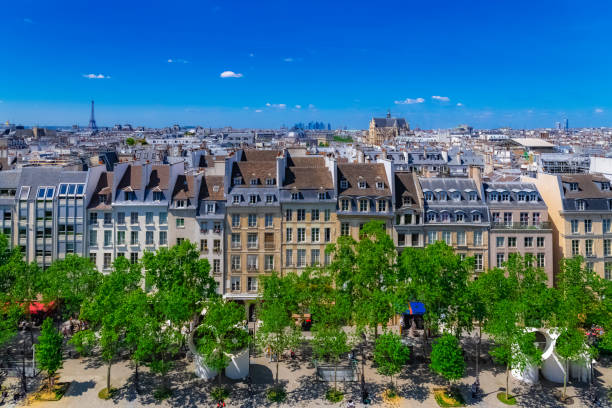 париж, типичные крыши в маре - paris france roof apartment aerial view стоковые фото и изображения