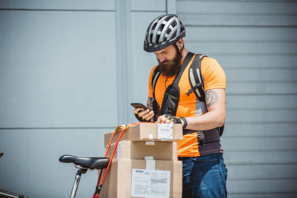 istock Locating delivery address 1154176215