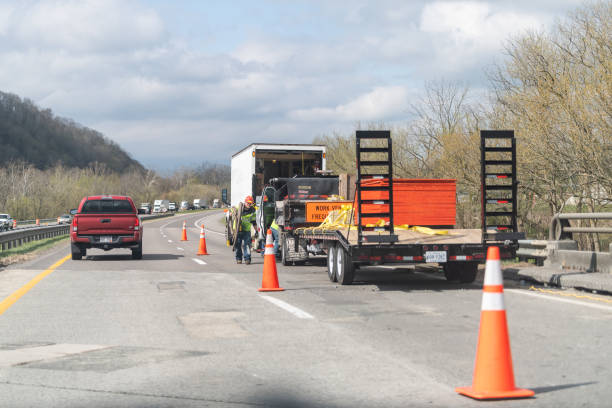 autobahn in virginia mit lkw-konstruktion von baustelle mit arbeitern durch verkehrskegel - maroon stock-fotos und bilder