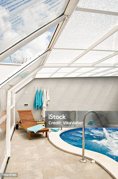 Foto de Piscina e mais fotos de stock de Espreguiçadeira - Espreguiçadeira, Madeira, Piscina