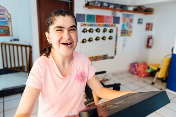 handikappade barn gör sjuk gymnastik i skolan - downs syndrome work bildbanksfoton och bilder