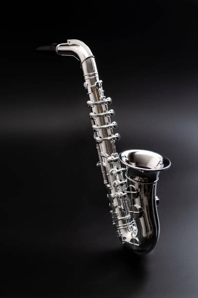 nightclub jazz, musica blues e tema del concetto di strumento a fiato con sassofono d'argento che galleggia su uno sfondo nero - close up nightclub trumpet nobody foto e immagini stock