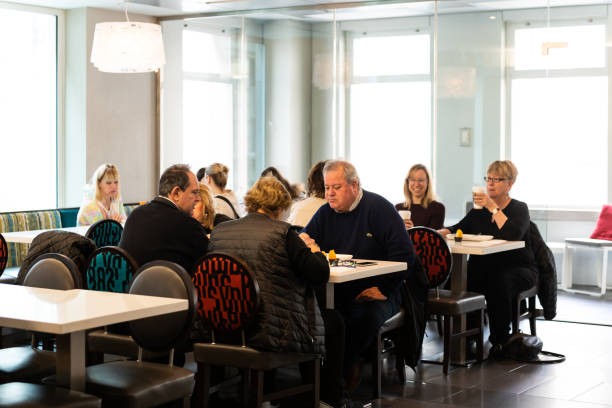 manhattan nyc building of midtown herald square courtyard marriott hotel with people sitting eating breakfast in restaurant - indoors window courtyard elegance imagens e fotografias de stock