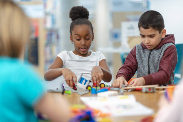 istock Children building circuits together 1154220586