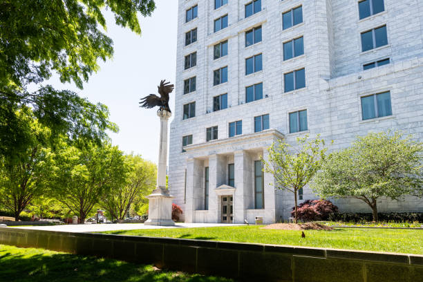 edificio governativo della federal reserve bank of atlanta georgia in centro con statua dell'aquila - eagle tower foto e immagini stock