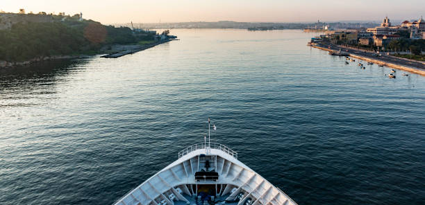 vue du devant du bateau de croisière entrant dans le port à la havane cuba - yacht luxury front view ships bow photos et images de collection