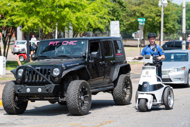 oficial de policía de la ciudad de alabama coche scooter en la calle y jeep con cartel para fit chic - city of center control police mobility fotografías e imágenes de stock