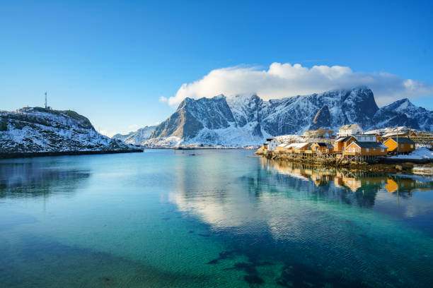 îles lofoten dans le nord de la norvège - house scandinavian norway norwegian culture photos et images de collection