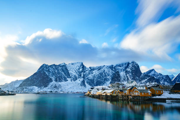 consoles de lofoten em noruega do norte - norway lofoten and vesteral islands sea mountain range - fotografias e filmes do acervo