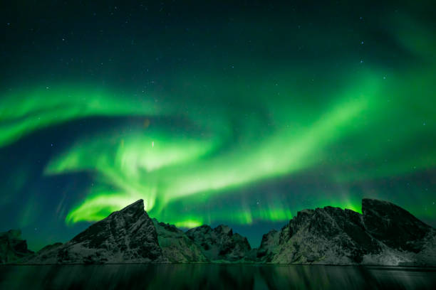 colorido aurora borealis - dramatic sky iceland landscape sky fotografías e imágenes de stock