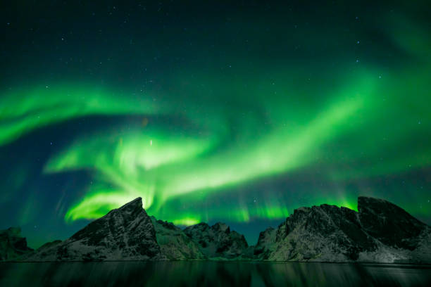 borealis coloridos da aurora - aurora borealis iceland astronomy tranquil scene - fotografias e filmes do acervo
