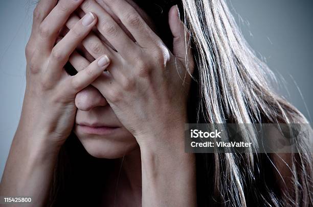 Deprimida Foto de stock y más banco de imágenes de Confusión - Confusión, Una sola mujer, Miedo
