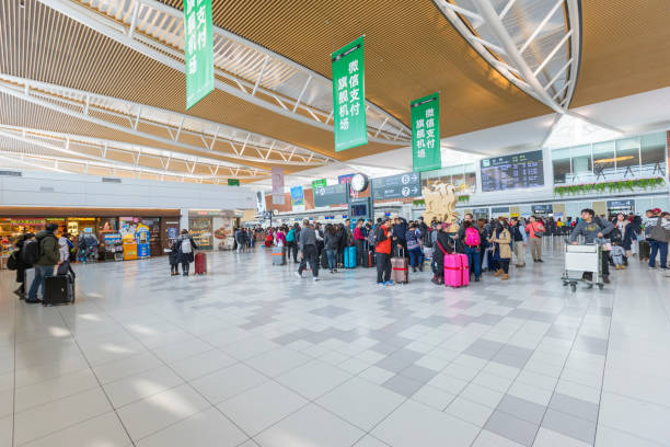 cantado de turistas en la sala de salidas del aeropuerto new shin chitose en hokkaido, japón - new chitose fotografías e imágenes de stock