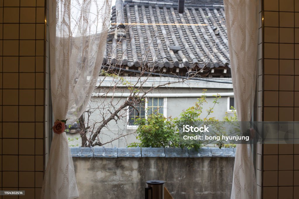 Phong Cảnh Bên Ngoài Cửa Sổ Của Ngôi Nhà Truyền Thống Hàn Quốc Hình ảnh Sẵn  có - Tải xuống Hình ảnh Ngay bây giờ - iStock
