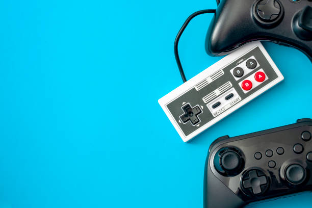 컴퓨터 게임 및 게임 콘솔 개념 테마 비디오 게임 컨트롤러와 파란색 배경에 고립 된 copyspace - retro revival video game joystick gamer 뉴스 사진 이미지