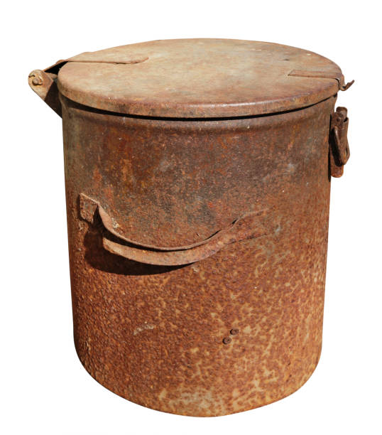 stary zabytkowy zardzewiały metalowy pojemnik na odpady z pokrywką. iisolated - rusty storage tank nobody photography zdjęcia i obrazy z banku zdjęć