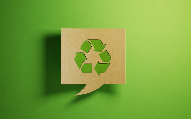 bolla di chat fatta di carta riciclata su sfondo verde - simbolo del riciclaggio foto e immagini stock