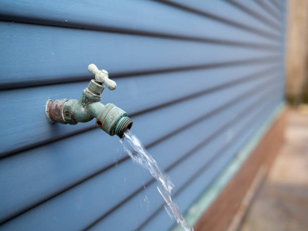 wasser strömt aus dem wasserhahn für gartenschlauch im freien - valve water pipe leaking faucet stock-fotos und bilder