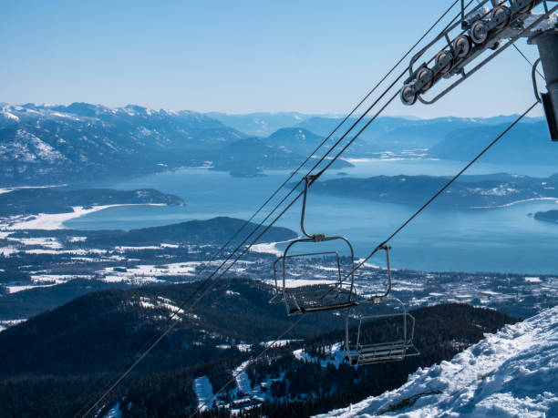 горнолыжный курорт швейцер chairlifts горное озеро пенд ориэль вид айдахо - idaho mountains стоковые фото и изображения