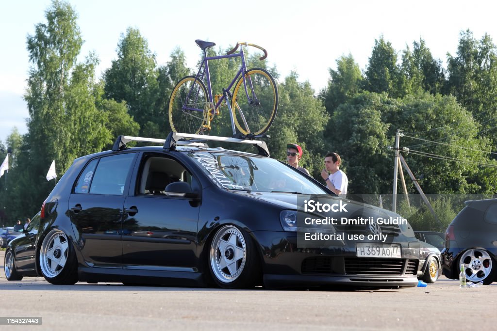Kommandør Predictor Bore Black Volkswagen Golf 5 In Tuning On Air Suspension Low And With Wide  Wheels It Is Parked On The Street A Bicycle Is Fixed On The Roof Stock  Photo - Download Image