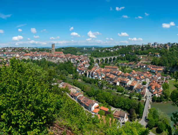 panorama view of the historic swiss city of fribourg with its old town and many bridges and cathedral - fribourg canton imagens e fotografias de stock
