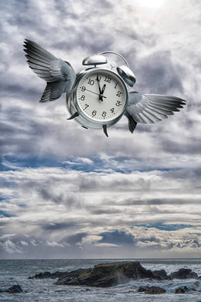 times leci koncepcji ze skrzydłami na budzik na niebie - weather time travel locations nature zdjęcia i obrazy z banku zdjęć