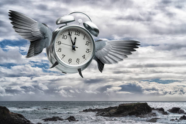 times leci koncepcji ze skrzydłami na budzik na niebie - weather time travel locations nature zdjęcia i obrazy z banku zdjęć