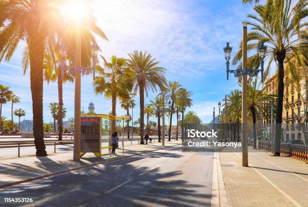 바르셀로나 스페인 대 중 교통을 위한도로 바르셀로나-스페인에 대한 스톡 사진 및 기타 이미지 - 바르셀로나-스페인, 태양-하늘, 거리