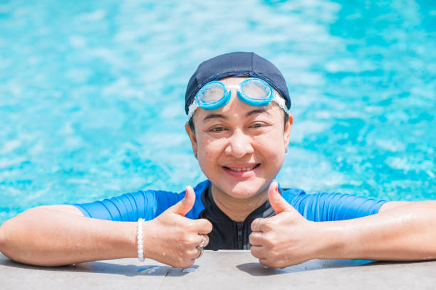 sport femme aînée look bon plaisir à nager à la piscine pour des vies fortes - livestrong photos et images de collection