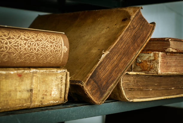 los libros antiguos están en el estante - bible study university old fashioned fotografías e imágenes de stock