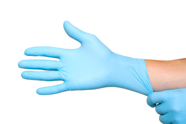 medico che indossa guanti blu protettivi isolati su sfondo bianco - kitchen glove foto e immagini stock