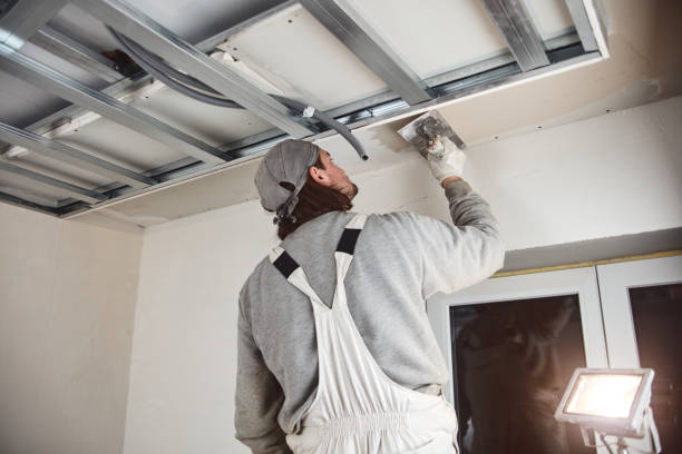 istock Workman plastering gypsum walls inside the house. 1154365406