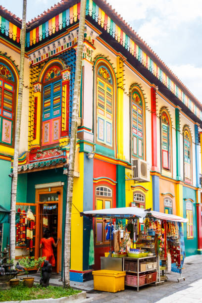 edifício colorido em pouca índia, singapore - little india - fotografias e filmes do acervo