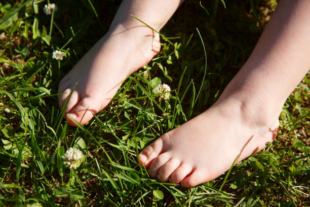 istock baby feet in the grass 1154374938