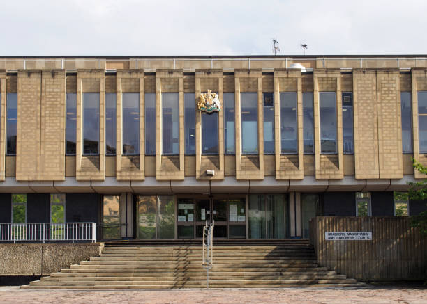 die front der bradford magistrates gericht in west yorkshire auf dem hundertjährigen platz - bradford england stock-fotos und bilder