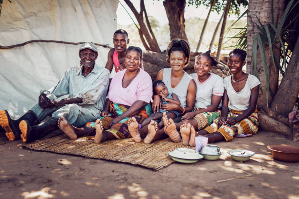 grupo retrato de una familia de pueblo africano de varias generaciones - women poverty senior adult mature adult fotografías e imágenes de stock