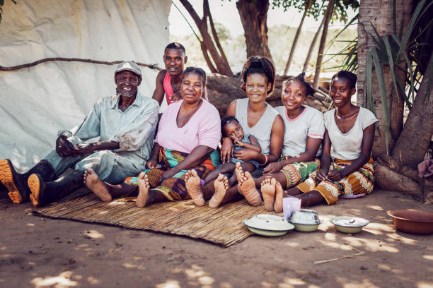 多世代アフリカの村の家族のグループの肖像 - africa african descent women poverty ストックフォトと画像