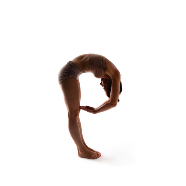 alfabeto da ioga. a letra p formada pelo corpo de yogi - flexibility business gymnastics exercising - fotografias e filmes do acervo
