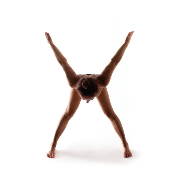 alfabeto da ioga. a letra x deu forma pelo corpo do yogi - flexibility business gymnastics exercising - fotografias e filmes do acervo