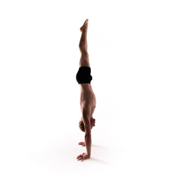 yoga alphabet. der brief, den ich von yogi-körpers gebildet habe - flexibility business gymnastics exercising stock-fotos und bilder