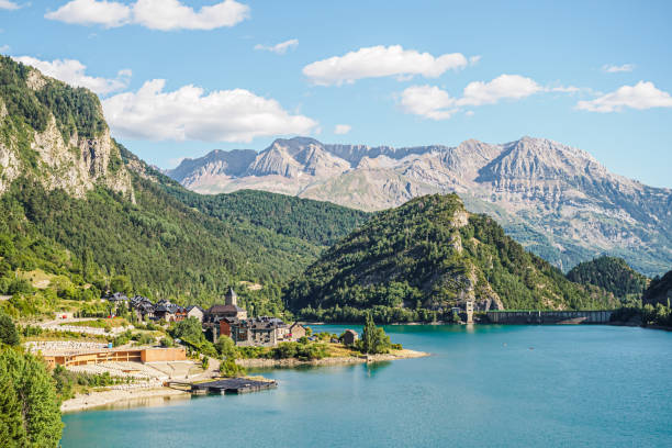 vista da cidade de lanuza e do reservatório do rio gallego nos pyrenees de aragon em spain - tena - fotografias e filmes do acervo