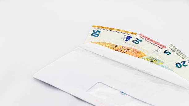 rachunki euro w białej kopercie na białym tle - five euro banknote european union currency number 5 paper currency zdjęcia i obrazy z banku zdjęć