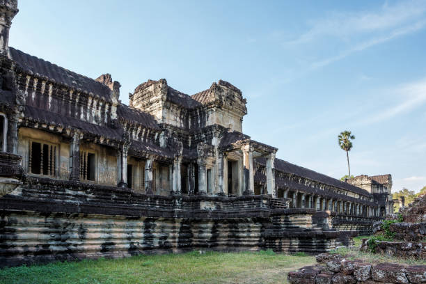 angkor wat é um complexo de templos em siem reap, camboja. - cambodia monk buddhism angkor wat - fotografias e filmes do acervo