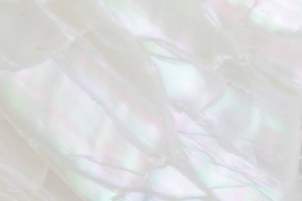 fond de perle abstraite avec la nacre douce chatoyante de couleurs lilas et arc-en-ciel - perle blanche photos et images de collection